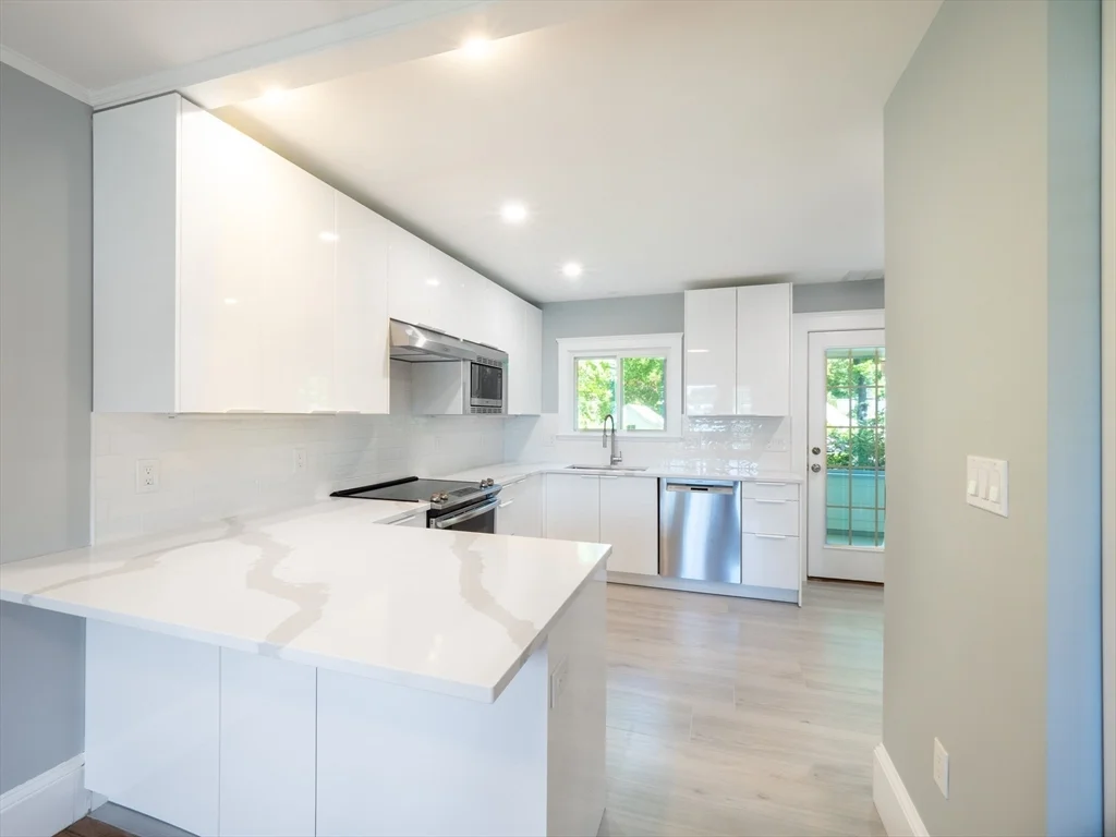 4 bed, 3 bath apartment for rent at 2075 Beacon St, Newton — photo 2 of 38