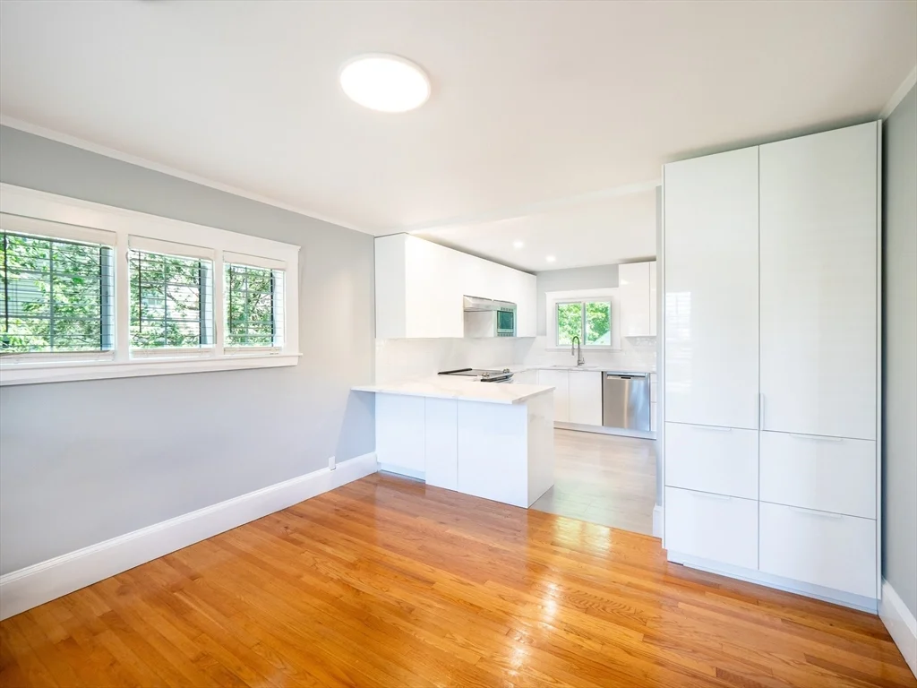 4 bed, 3 bath apartment for rent at 2075 Beacon St, Newton — photo 3 of 38