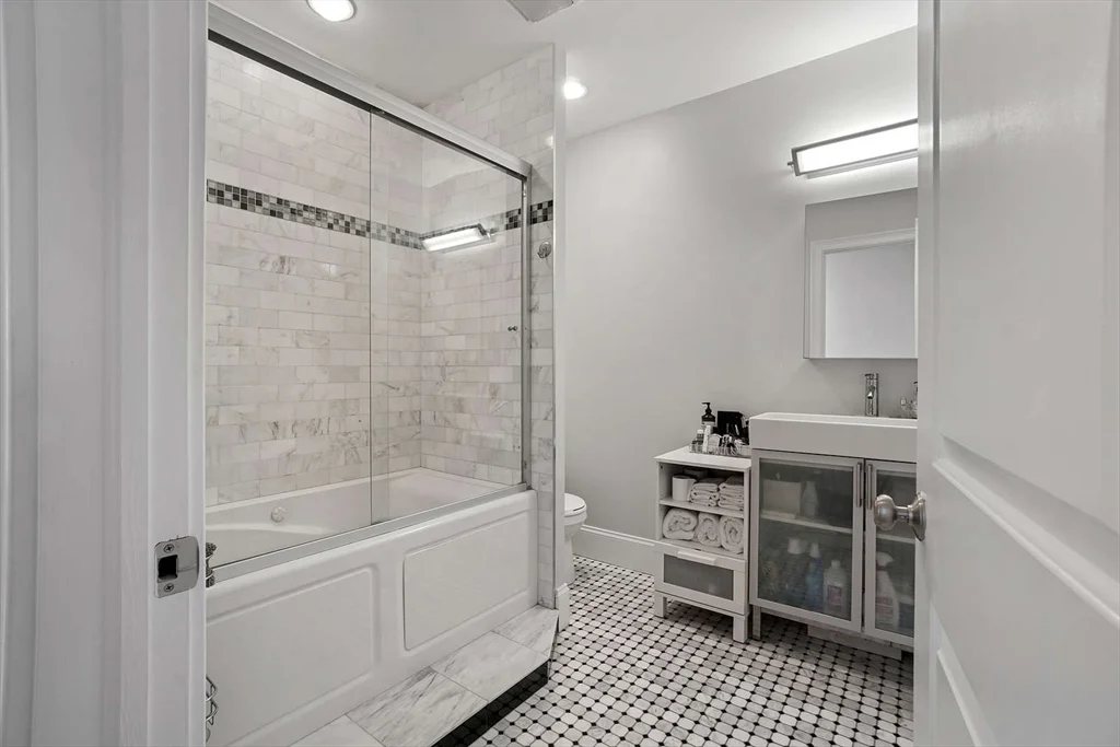 2 bed, 1 bath apartment for rent at 208-210 West 7th St Unit 2L, South Boston — photo 16 of 20