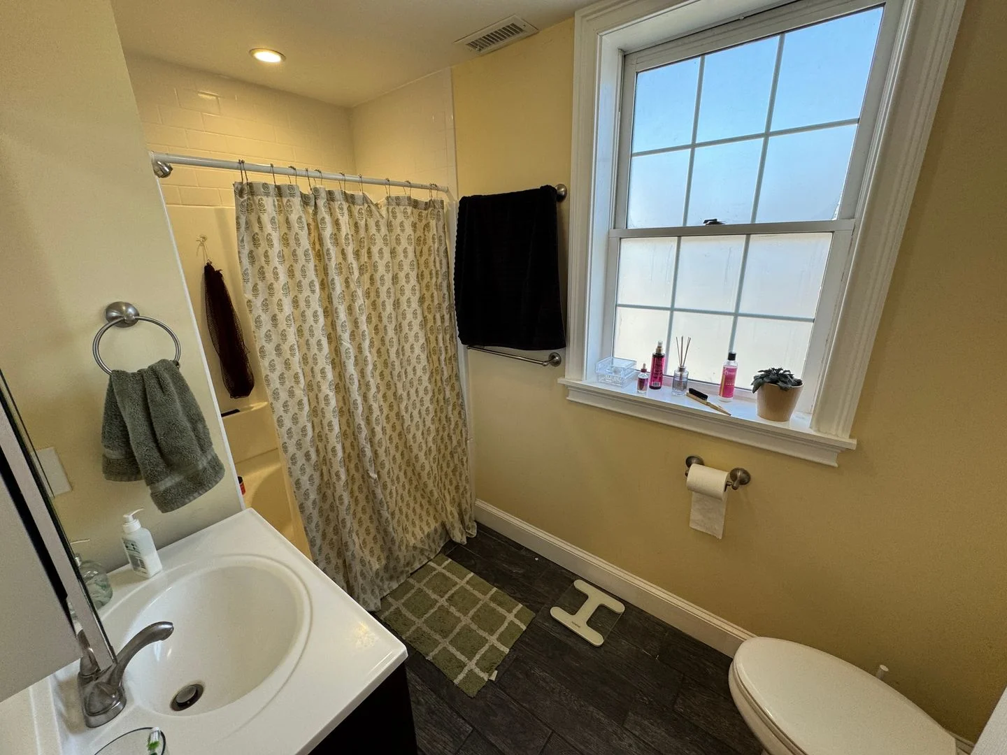6 bed, 3.5 bath apartment for rent at 208 Holland St Unit 2, Teele Square — photo 7 of 13