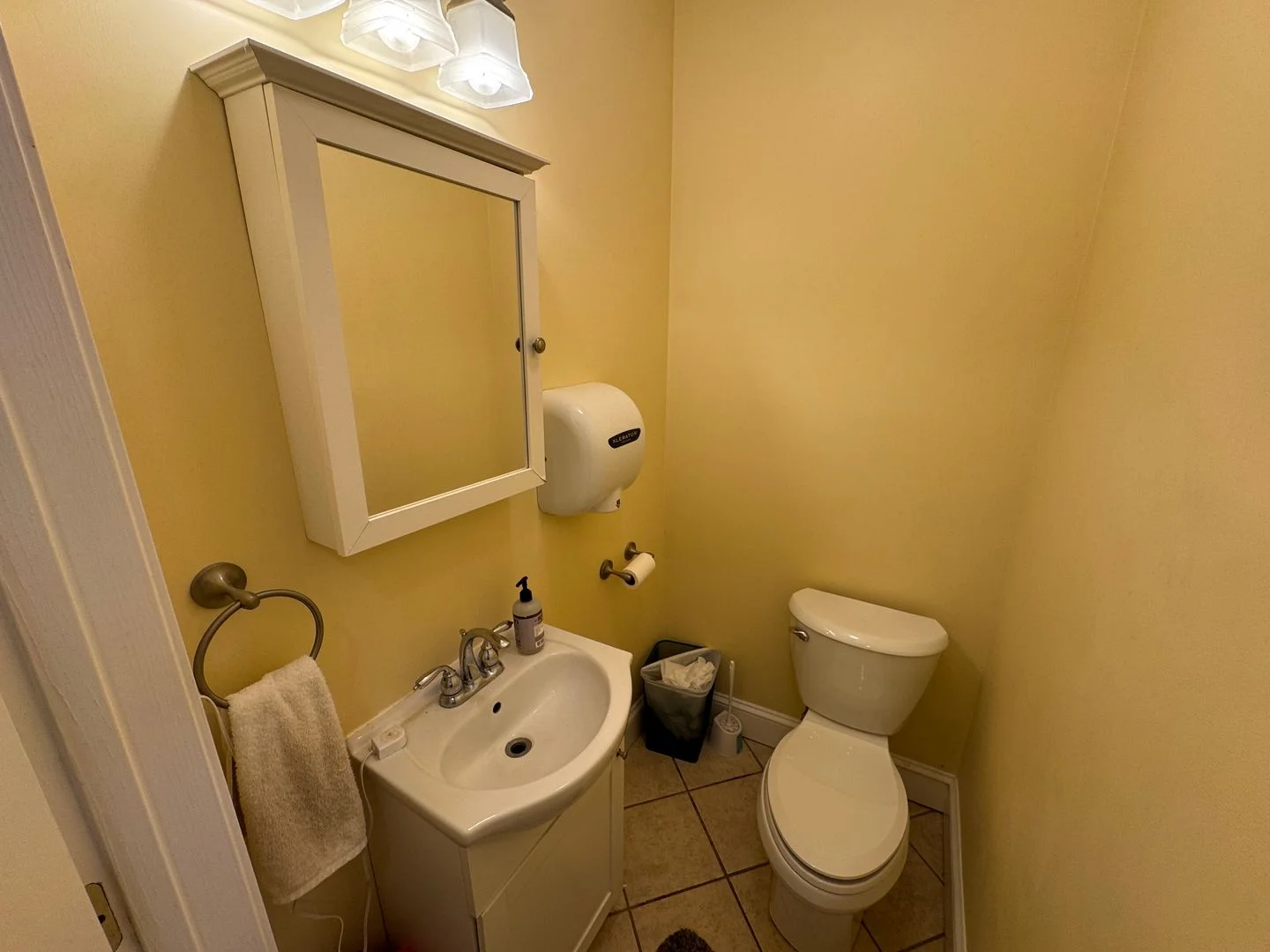 6 bed, 3.5 bath apartment for rent at 208 Holland St Unit 2, Teele Square — photo 12 of 13