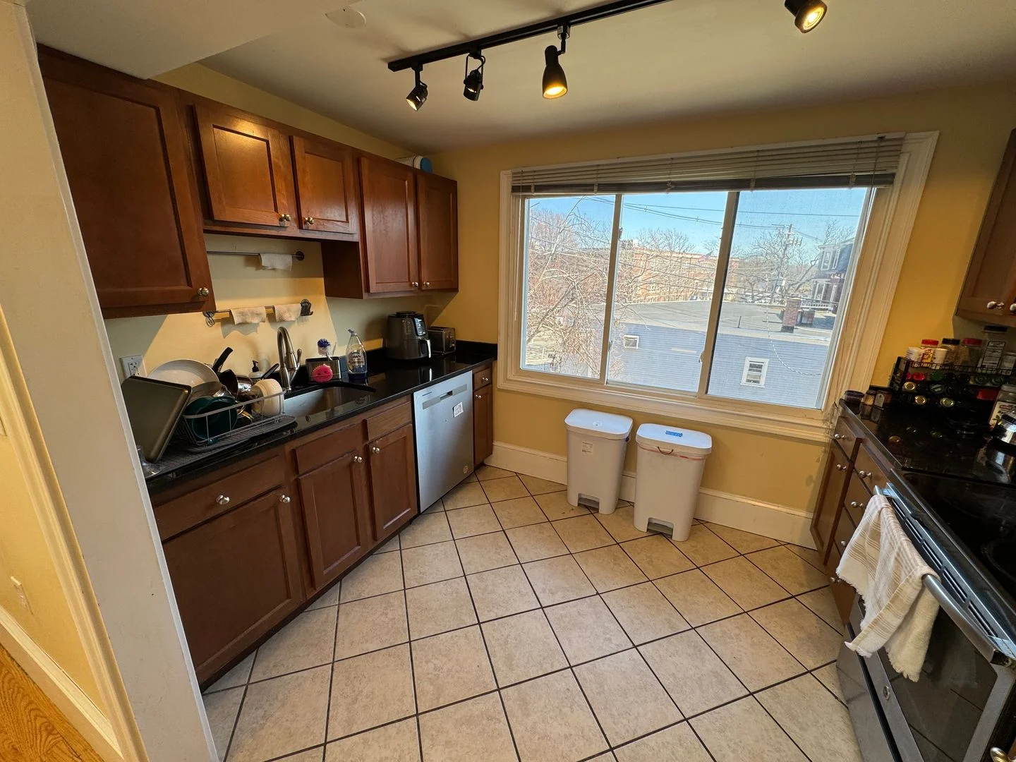 6 bed, 3.5 bath apartment for rent at 208 Holland St Unit 2, Teele Square — photo 3 of 13
