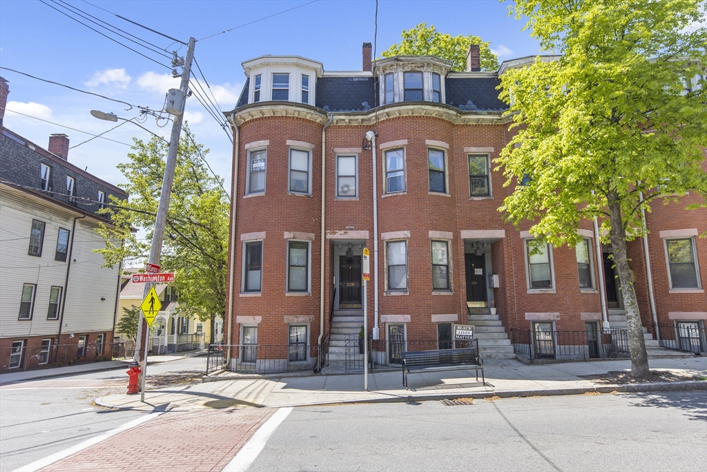 1 bed, 1 bath apartment for rent at 208 Washington Unit 4, Chelsea