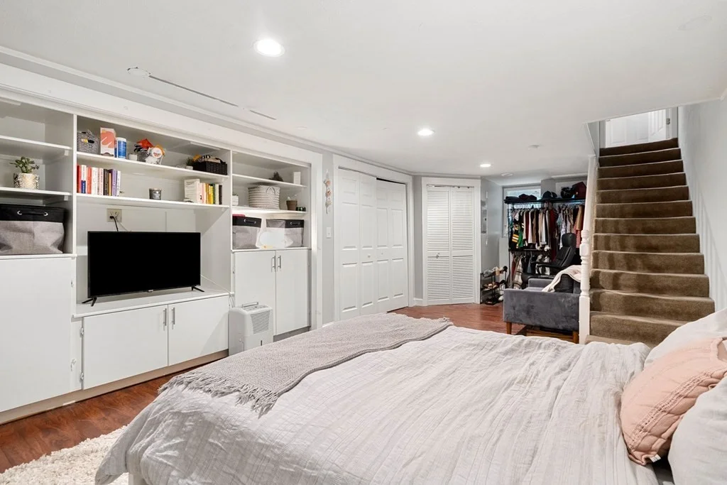 4 bed, 2 bath apartment for rent at 208 West 6th, Boston — photo 20 of 29