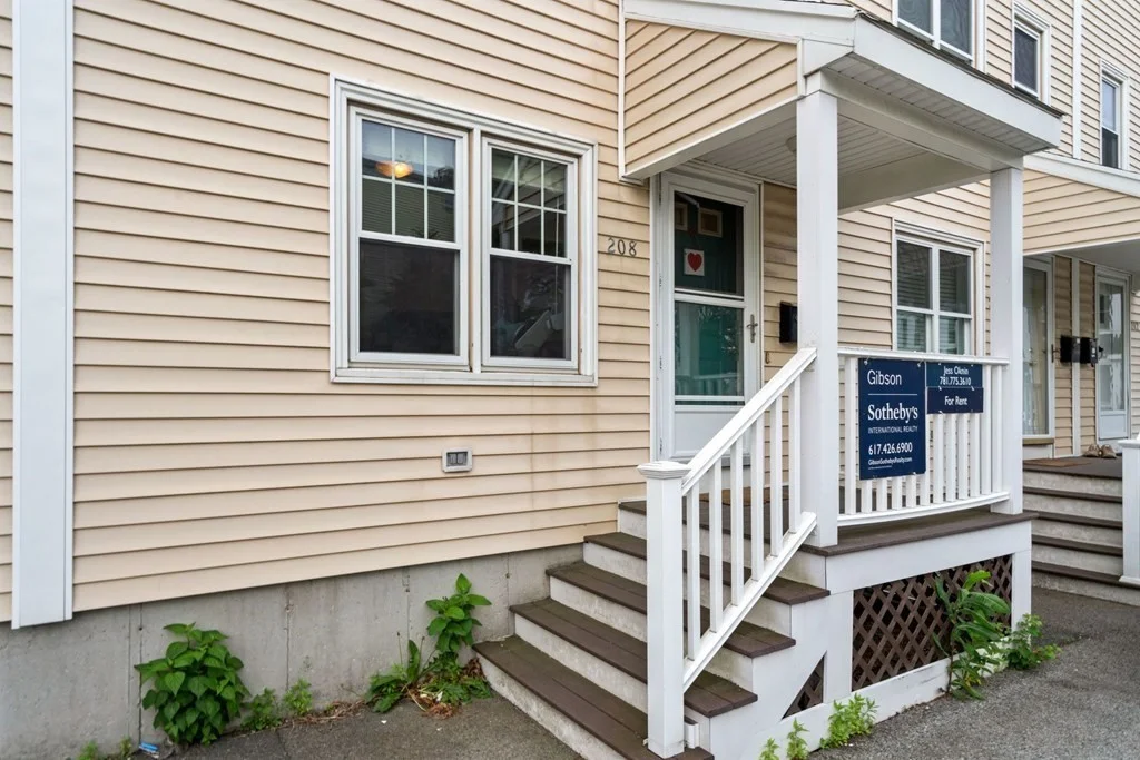 4 bed, 2 bath apartment for rent at 208 West 6th, Boston — photo 24 of 29