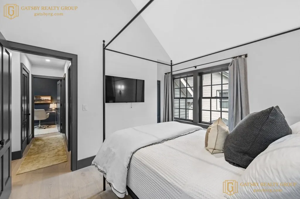 3.5 bed, 3 bath apartment for rent at 208 Windsor St Unit 1, The Port — photo 6 of 21