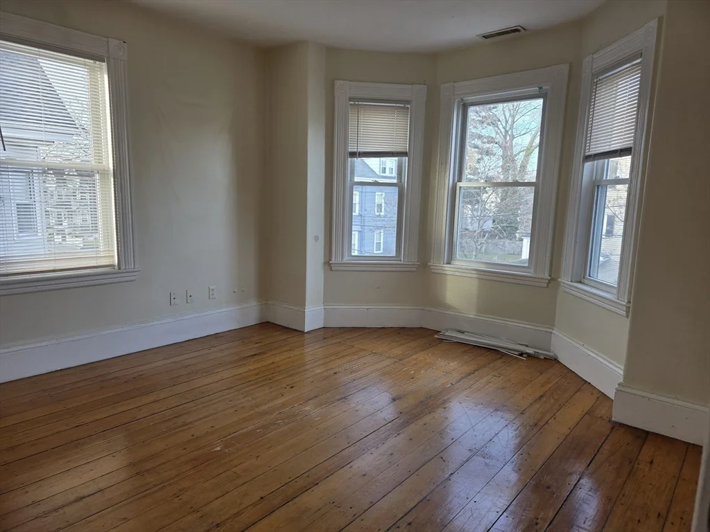 1 bed, 1 bath apartment for rent at 209 Ash St Unit 2-R, Waltham — photo 5 of 7