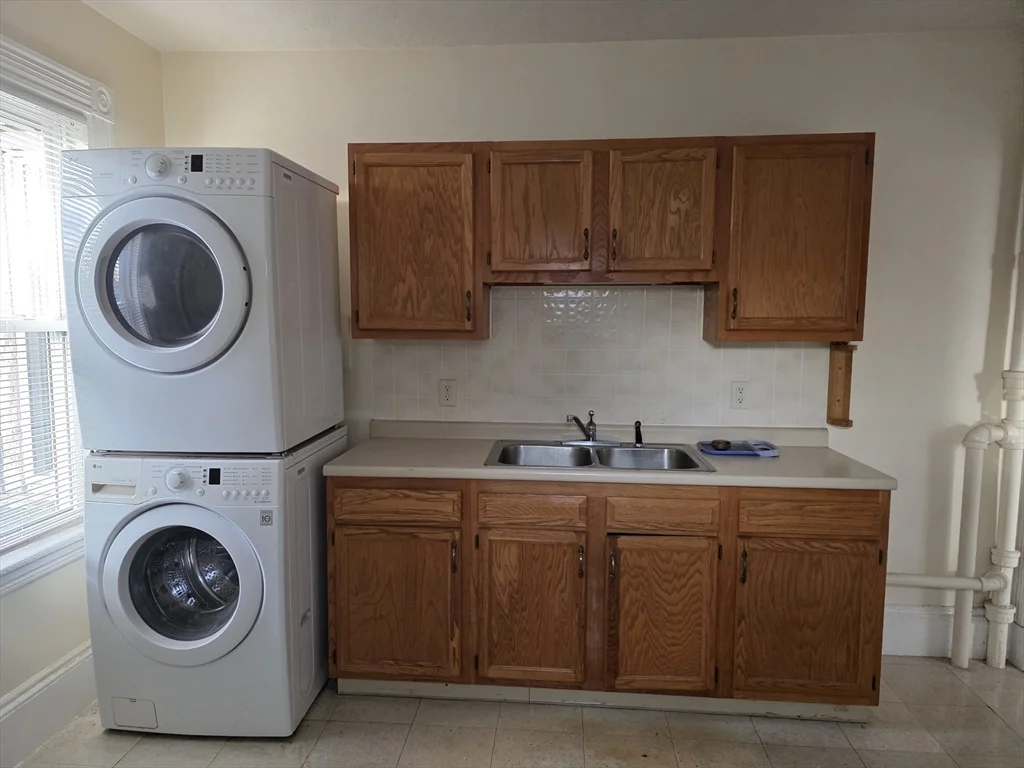 1 bed, 1 bath apartment for rent at 209 Ash St Unit 2-R, Waltham — photo 3 of 7