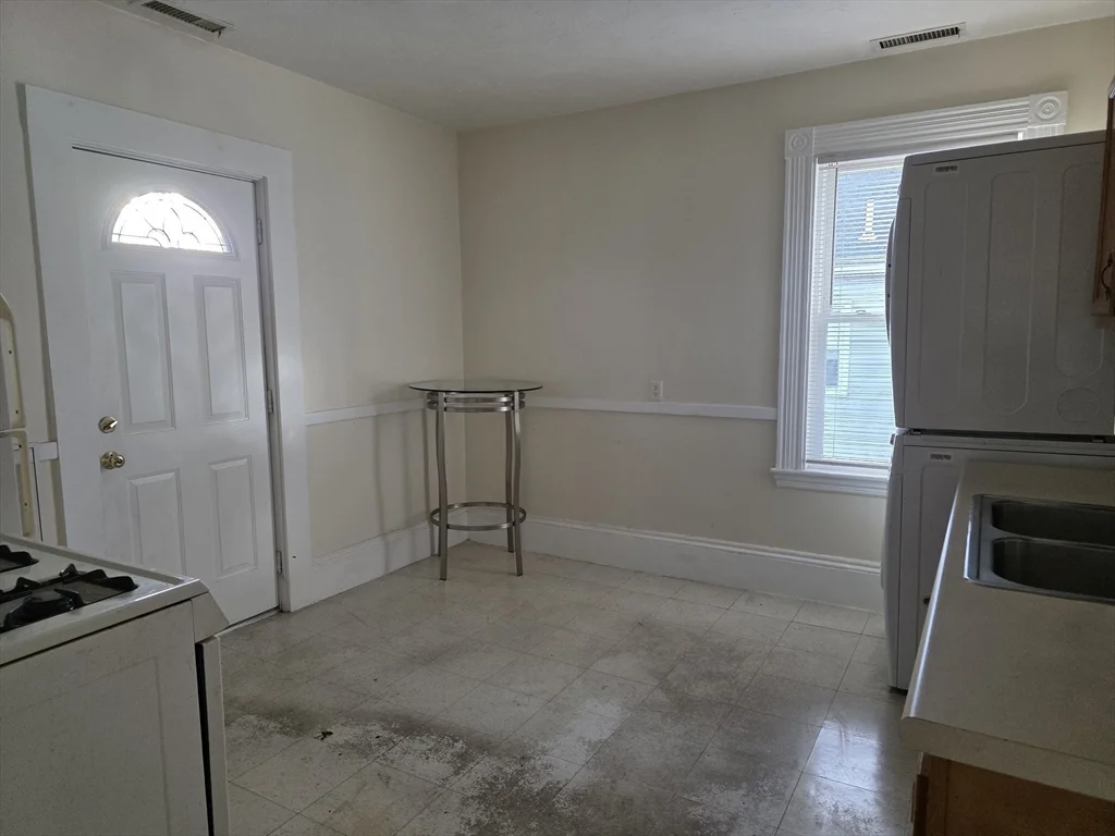 1 bed, 1 bath apartment for rent at 209 Ash St Unit 2-R, Waltham — photo 4 of 7