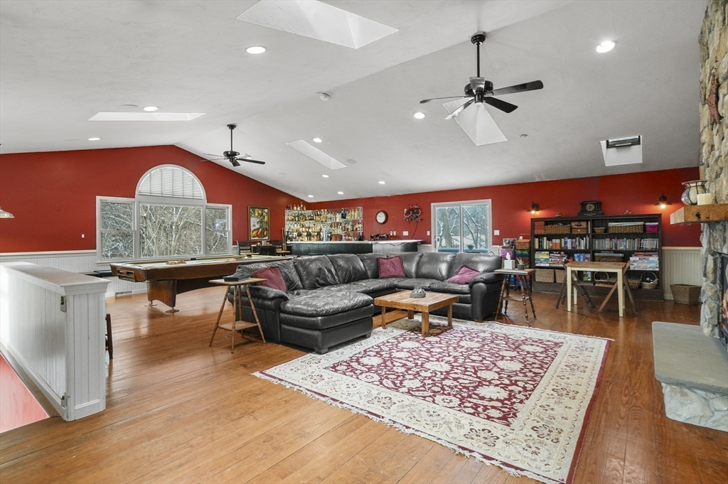 4 bed, 2 bath apartment for rent at 209 Curve St, Millis — photo 5 of 41