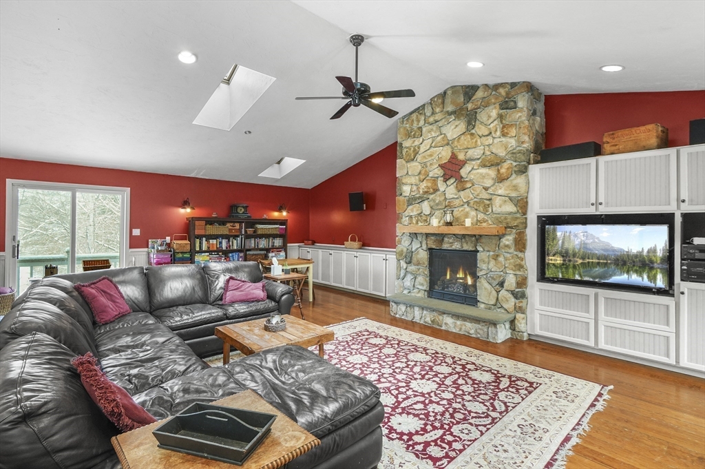 4 bed, 2 bath apartment for rent at 209 Curve St, Millis — photo 6 of 41