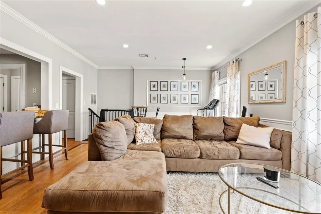 3 bed, 2 bath apartment for rent at 209 D St Unit 2, South Boston — photo 3 of 22