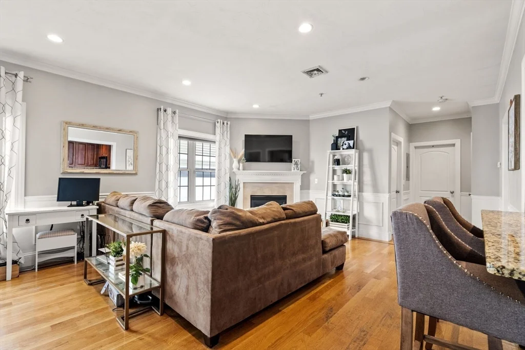 3 bed, 2 bath apartment for rent at 209 D St Unit 2, South Boston — photo 2 of 22