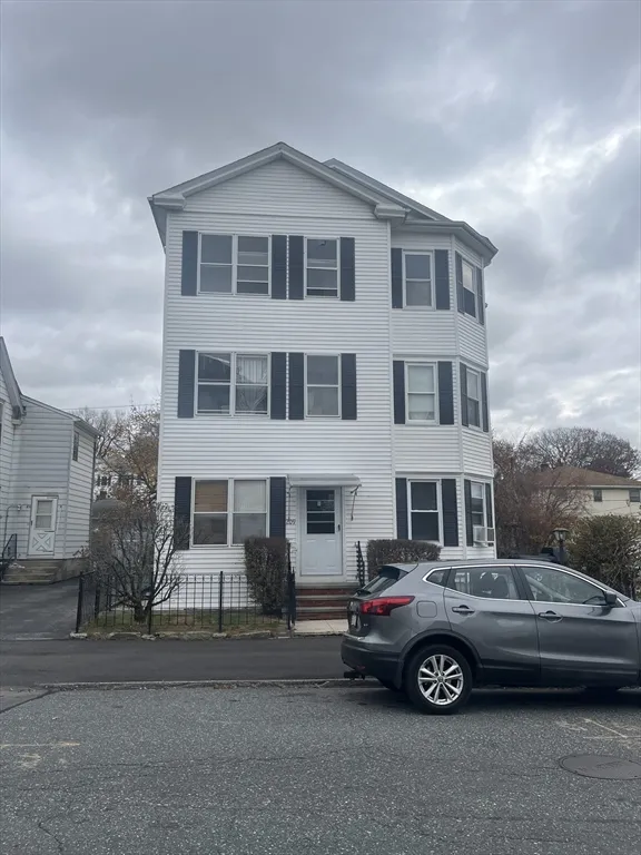 3 bed, 1 bath apartment for rent at 209 Pilgrim Ave Unit 3, Worcester — photo 1 of 21