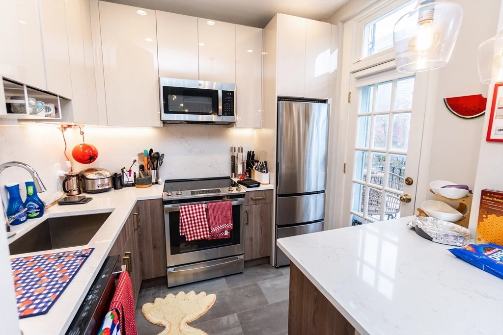 2 bed, 2 bath apartment for rent at 209 W Newton Unit 2, Back Bay — photo 3 of 26