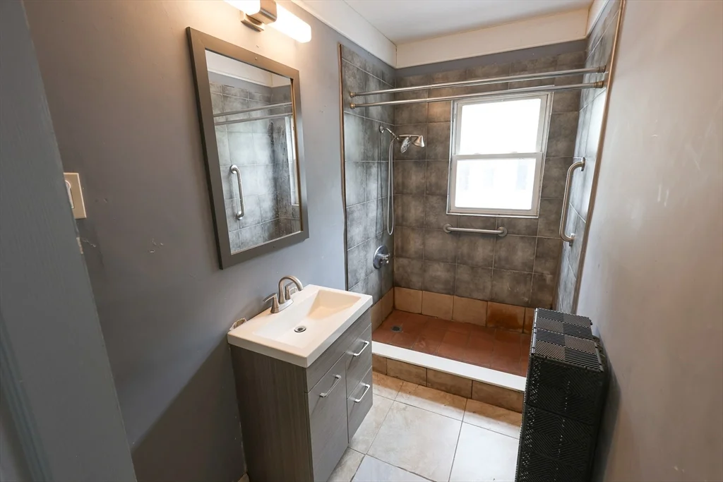 3 bed, 1 bath apartment for rent at 209 West Harvard St Unit 1, Brockton — photo 7 of 8