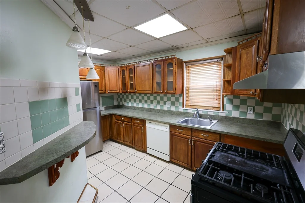 3 bed, 1 bath apartment for rent at 209 West Harvard St Unit 1, Brockton — photo 3 of 8