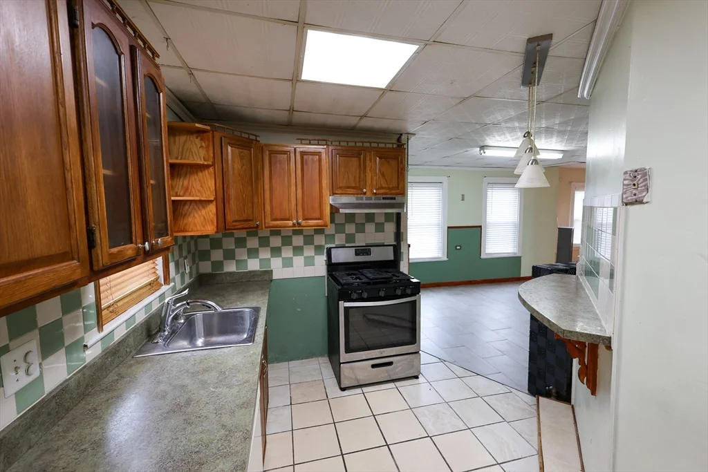 3 bed, 1 bath apartment for rent at 209 West Harvard St Unit 1, Brockton — photo 1 of 8