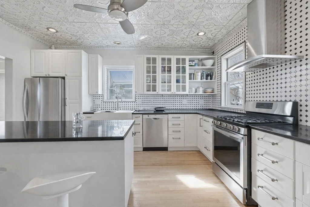 2 bed, 2 bath apartment for rent at 20R Adrian St Unit 20, Ward Two — photo 7 of 14