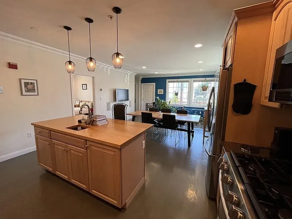 3 bed, 3 bath apartment for rent at 20R Cross St Unit 1, East Somerville — photo 4 of 34