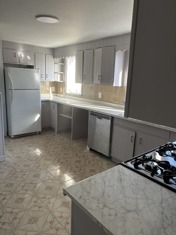 3 bed, 1 bath apartment for rent at 21-21a Carney St Unit 2, Medford — photo 2 of 6