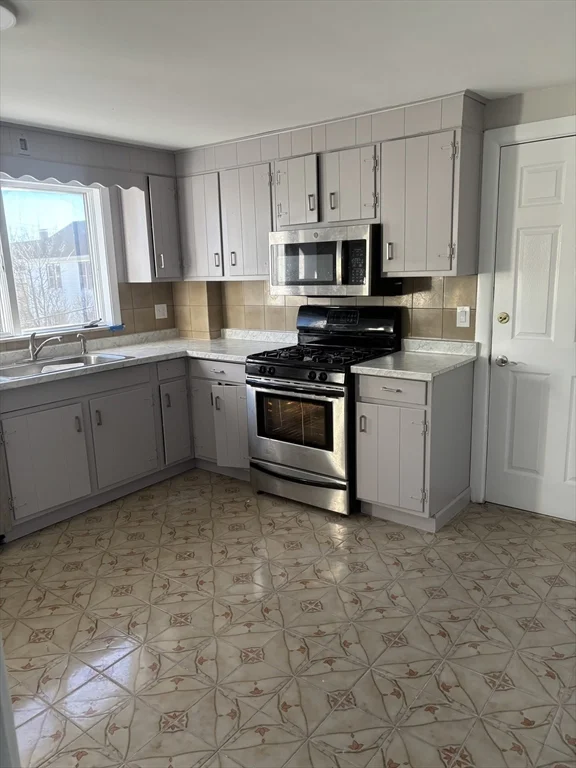 3 bed, 1 bath apartment for rent at 21-21a Carney St Unit 2, Medford — photo 1 of 6