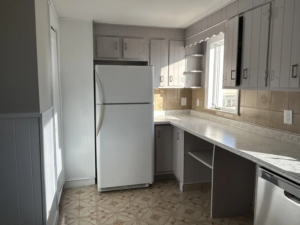 3 bed, 1 bath apartment for rent at 21-21a Carney St Unit 2, Medford — photo 4 of 9