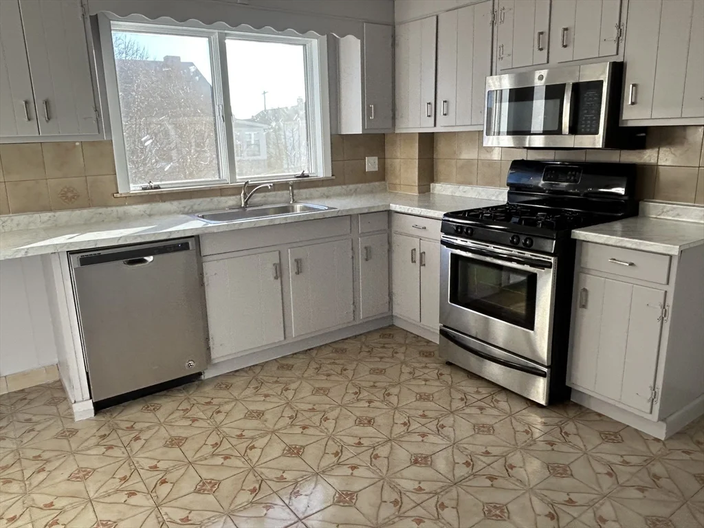 3 bed, 1 bath apartment for rent at 21-21a Carney St Unit 2, Medford — photo 3 of 9