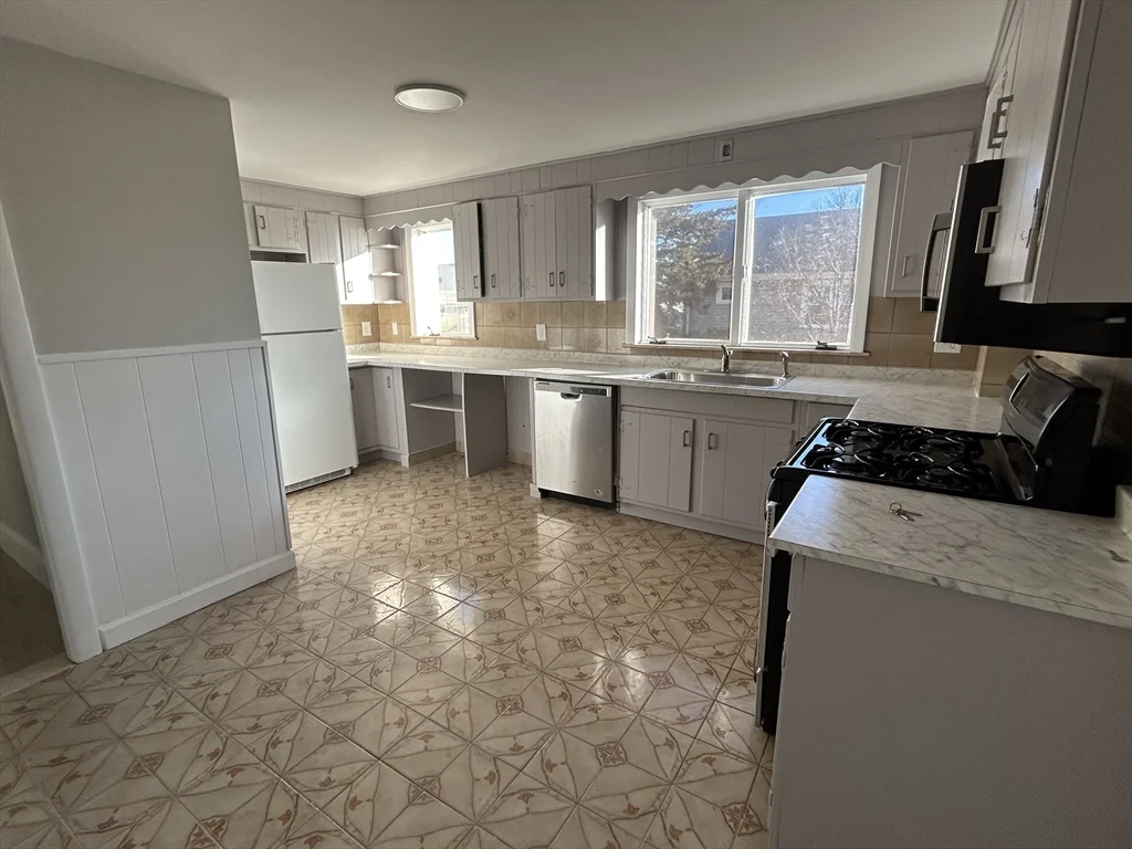 3 bed, 1 bath apartment for rent at 21-21a Carney St Unit 2, Medford — photo 1 of 9
