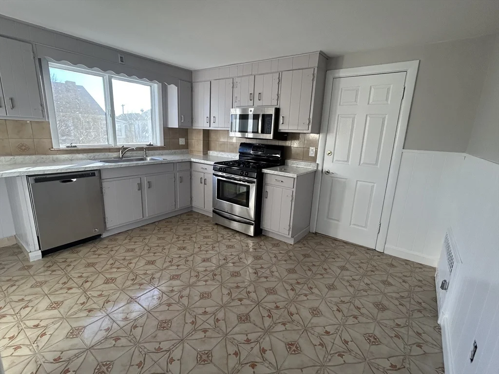 3 bed, 1 bath apartment for rent at 21-21a Carney St Unit 2, Medford — photo 2 of 9
