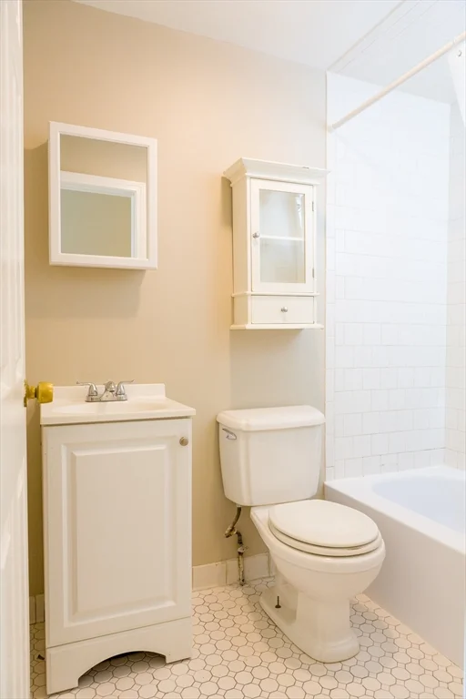5 bed, 2 bath apartment for rent at 21-23 Pennsylvania Ave Unit 23, East Somerville — photo 3 of 8