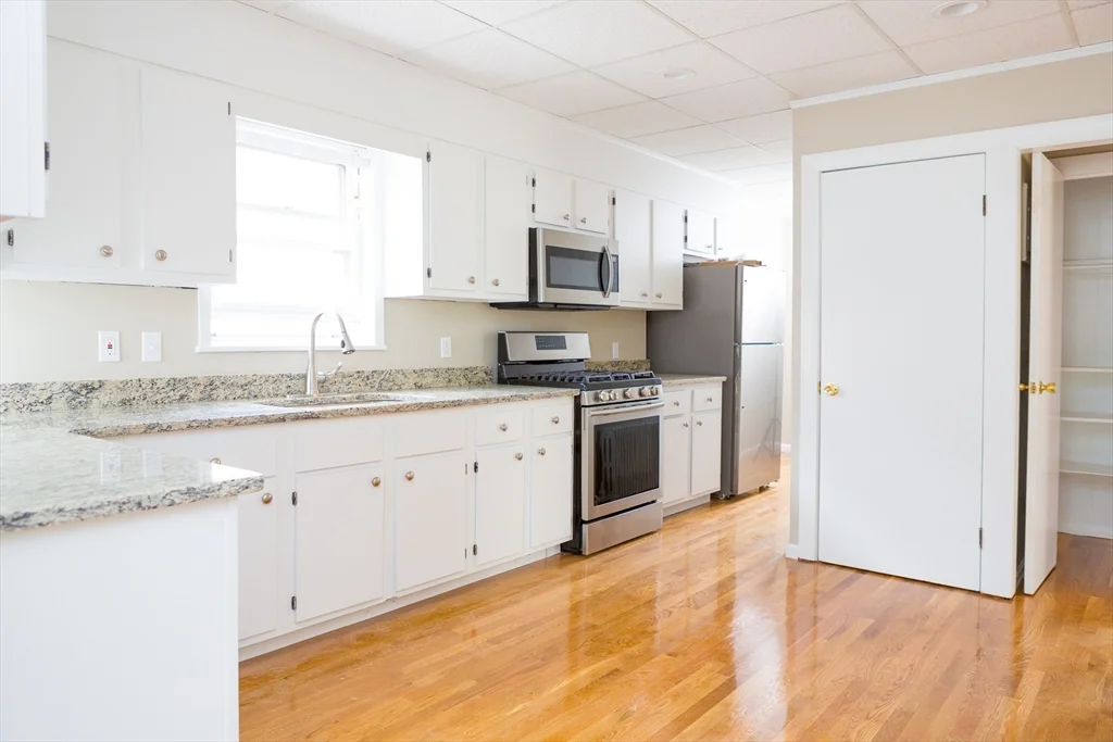 5 bed, 2 bath apartment for rent at 21-23 Pennsylvania Ave Unit 23, East Somerville — photo 2 of 8
