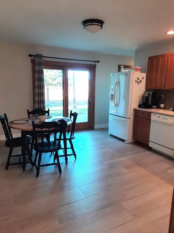3 bed, 1 bath apartment for rent at 21 Anderson Dr Unit 21, Marshfield — photo 4 of 10