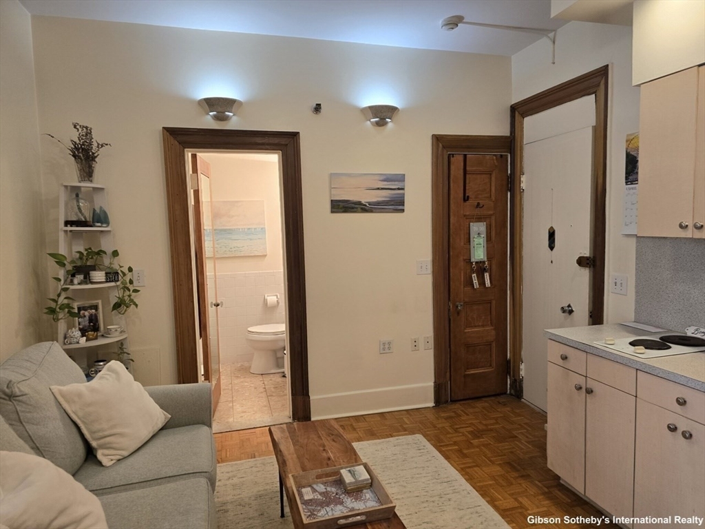 1 bed, 1 bath apartment for rent at 21 Beacon Unit 5Q, Beacon Hill — photo 4 of 13