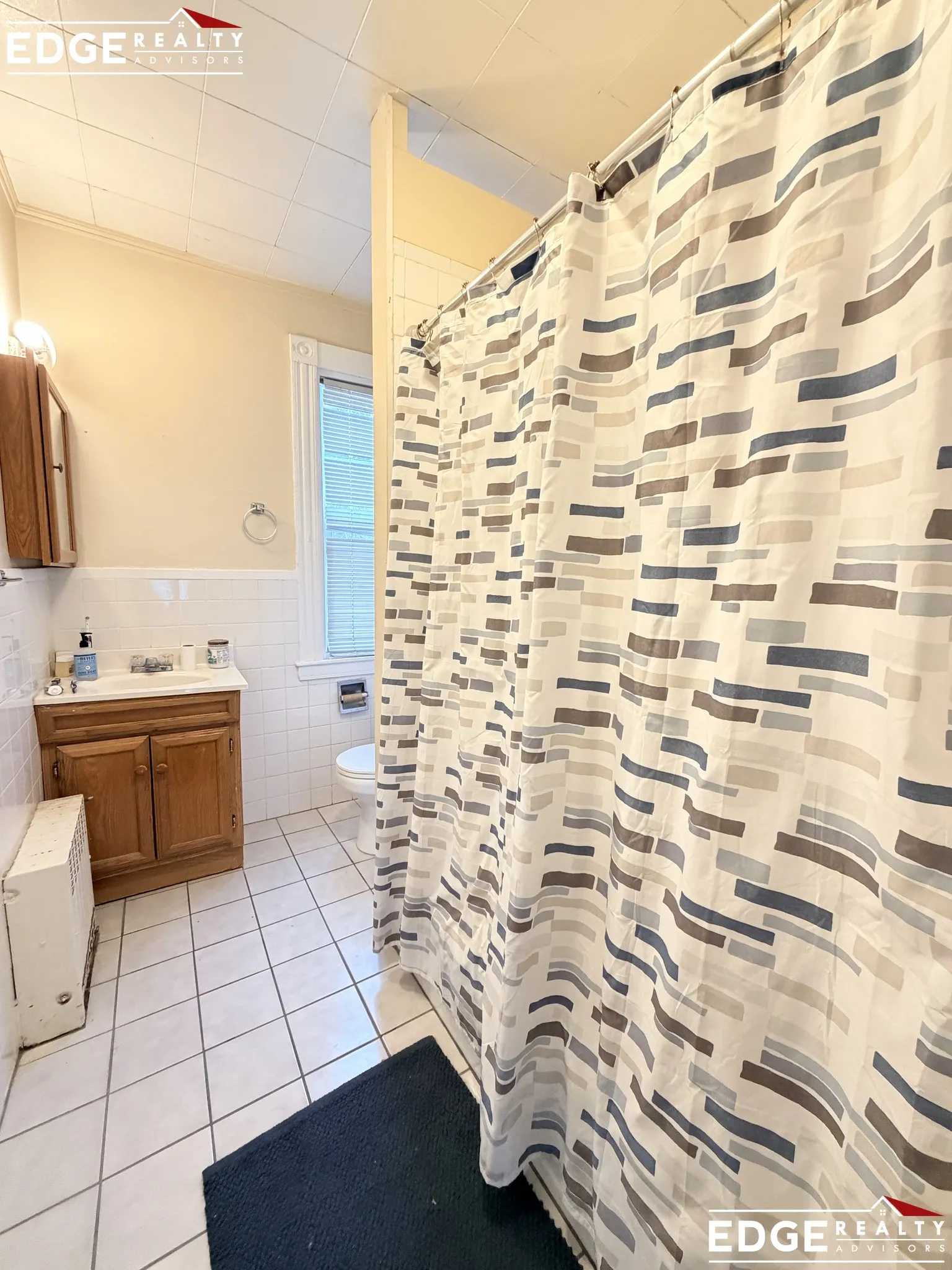 5 bed, 3 bath apartment for rent at 21 Bennett St Unit 1, Oak Square — photo 7 of 12
