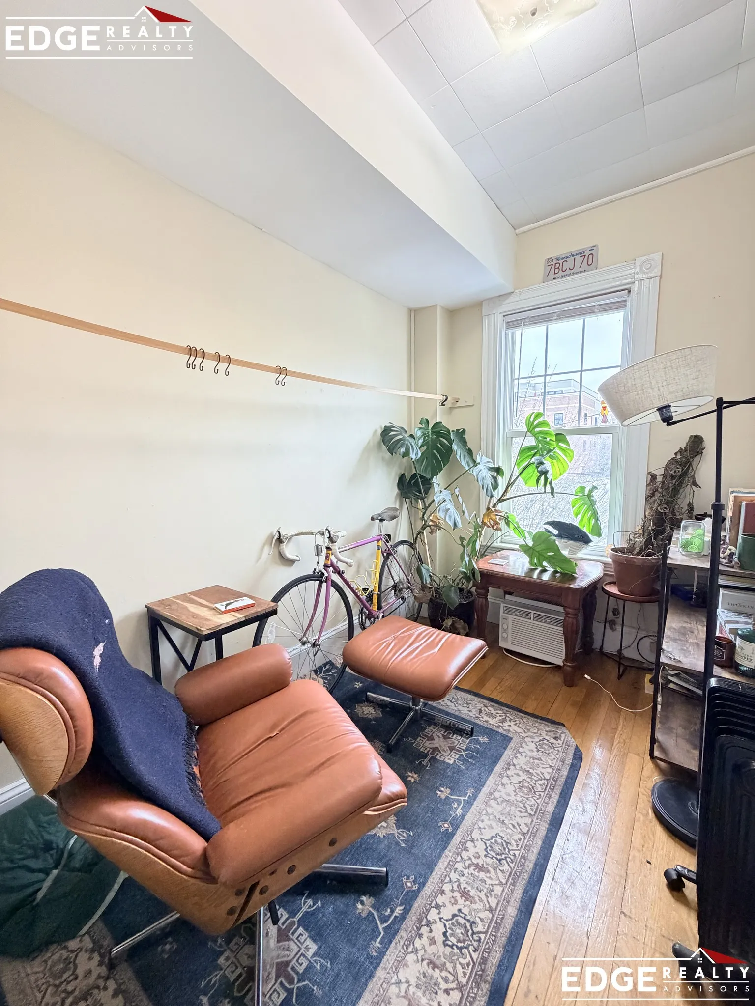 5 bed, 3 bath apartment for rent at 21 Bennett St Unit 1, Oak Square — photo 8 of 12