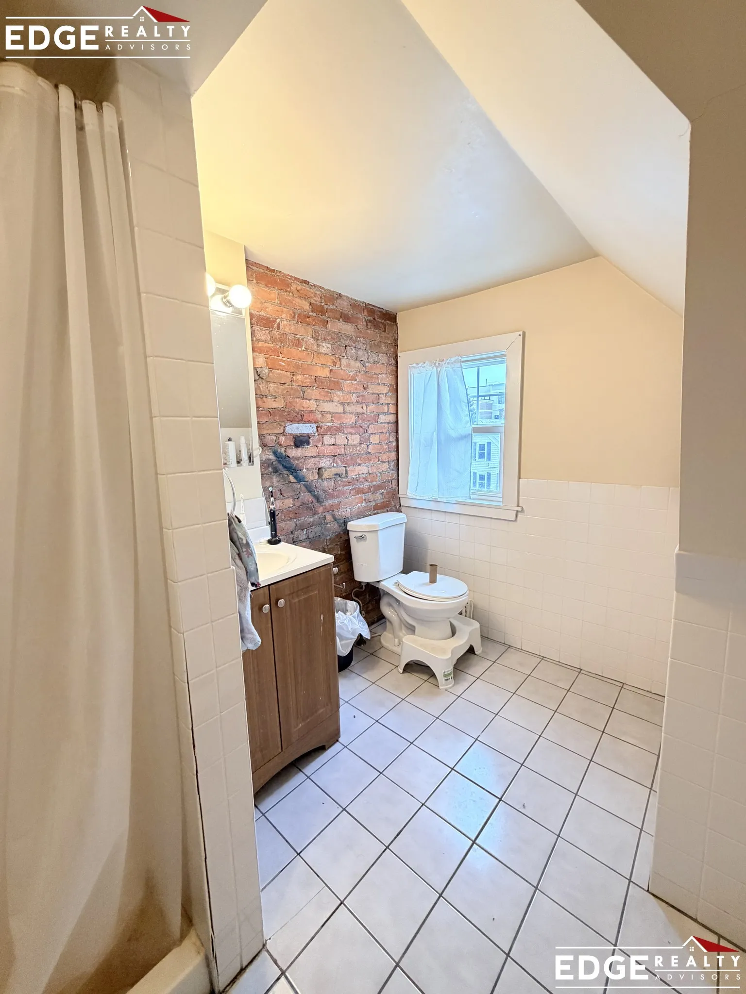 5 bed, 3 bath apartment for rent at 21 Bennett St Unit 1, Oak Square — photo 11 of 12
