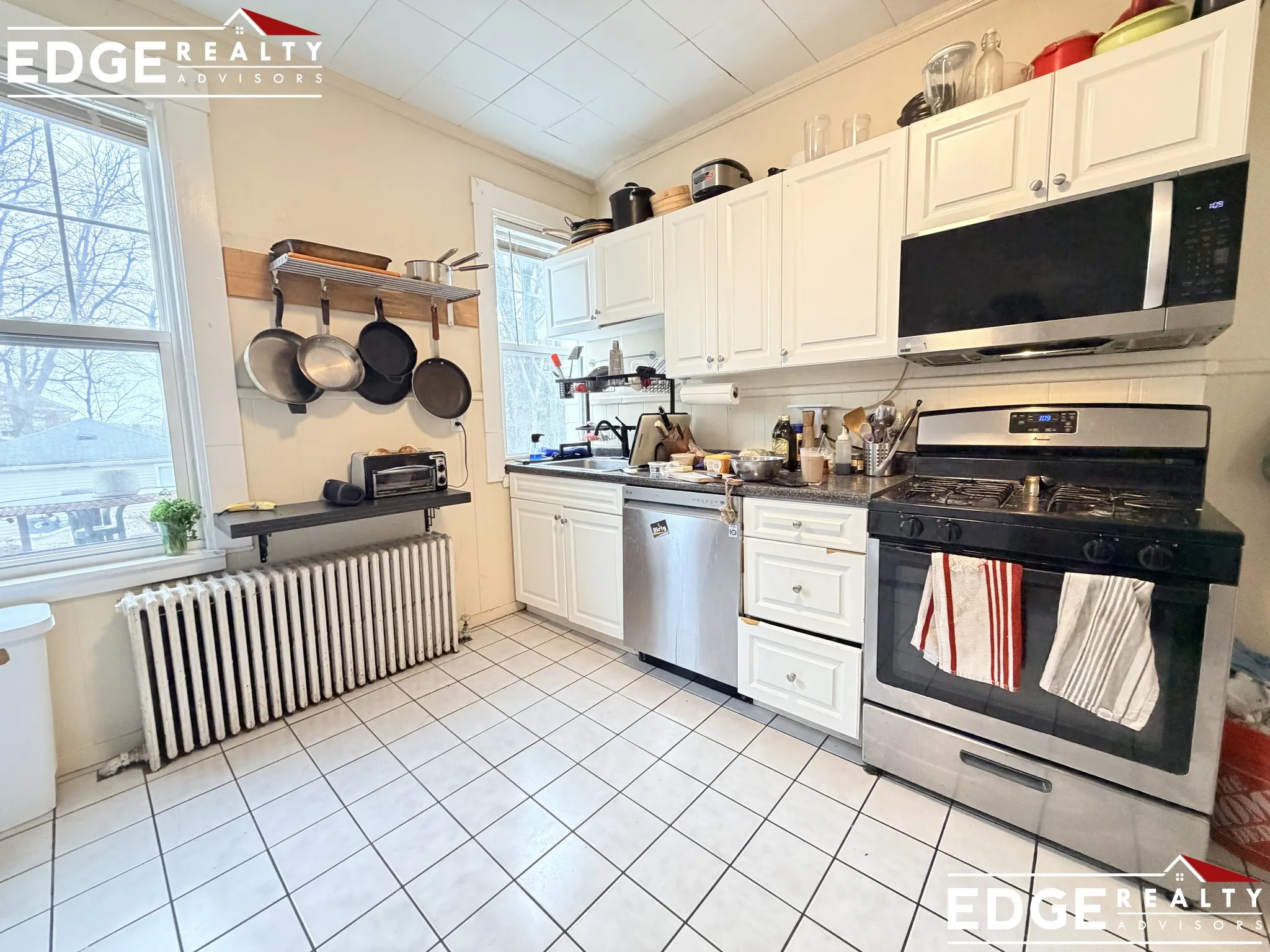 5 bed, 3 bath apartment for rent at 21 Bennett St Unit 1, Oak Square — photo 3 of 12