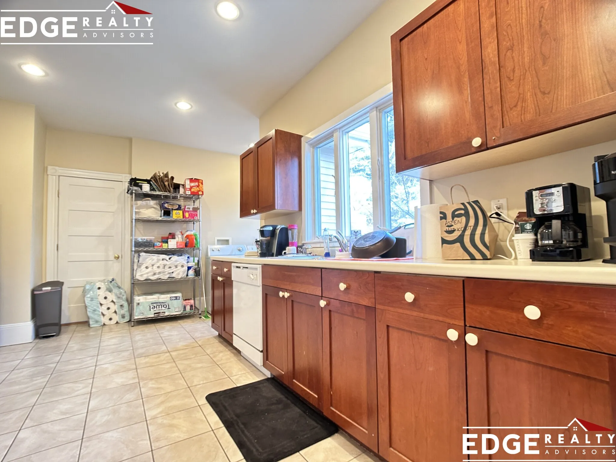 4 bed, 2 bath apartment for rent at 21 Bennett St Unit 2, Oak Square