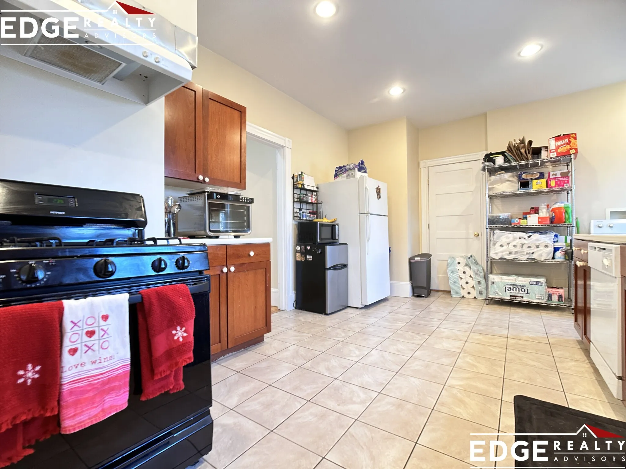 4 bed, 2 bath apartment for rent at 21 Bennett St Unit 2, Oak Square — photo 4 of 10