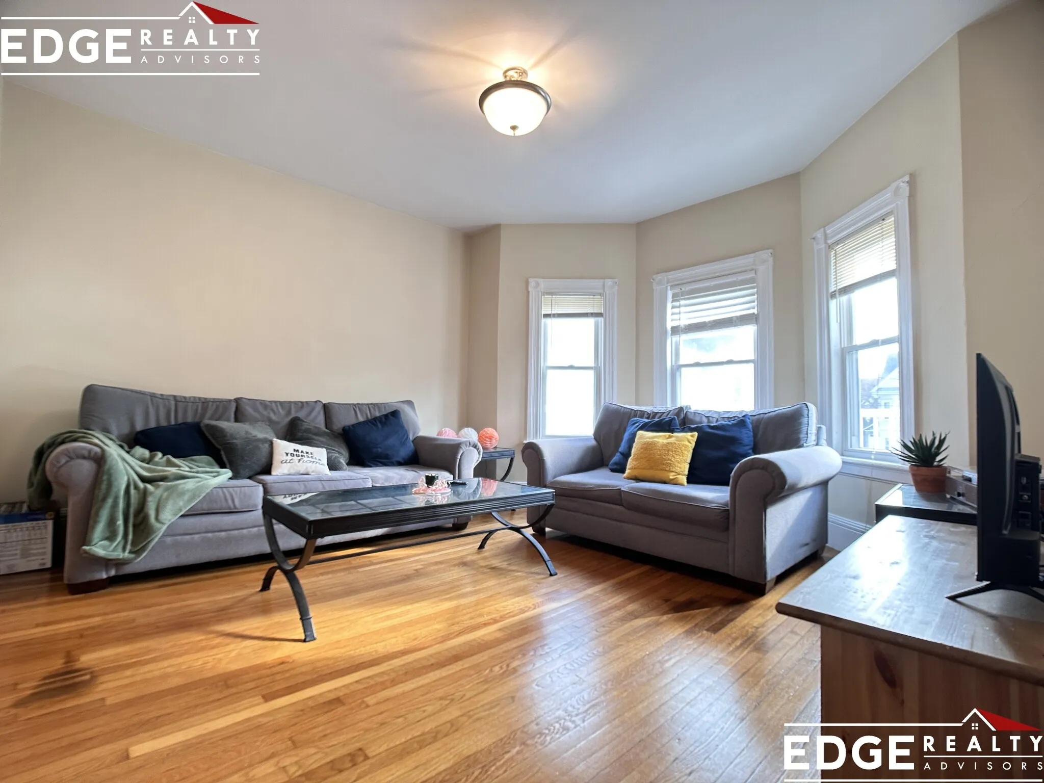 4 bed, 2 bath apartment for rent at 21 Bennett St Unit 2, Oak Square — photo 2 of 10