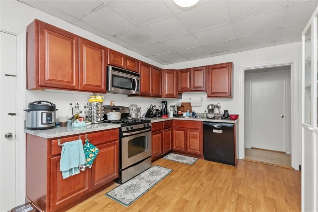 5 bed, 2 bath apartment for rent at 21 Bentley St Unit -, Brighton — photo 4 of 17