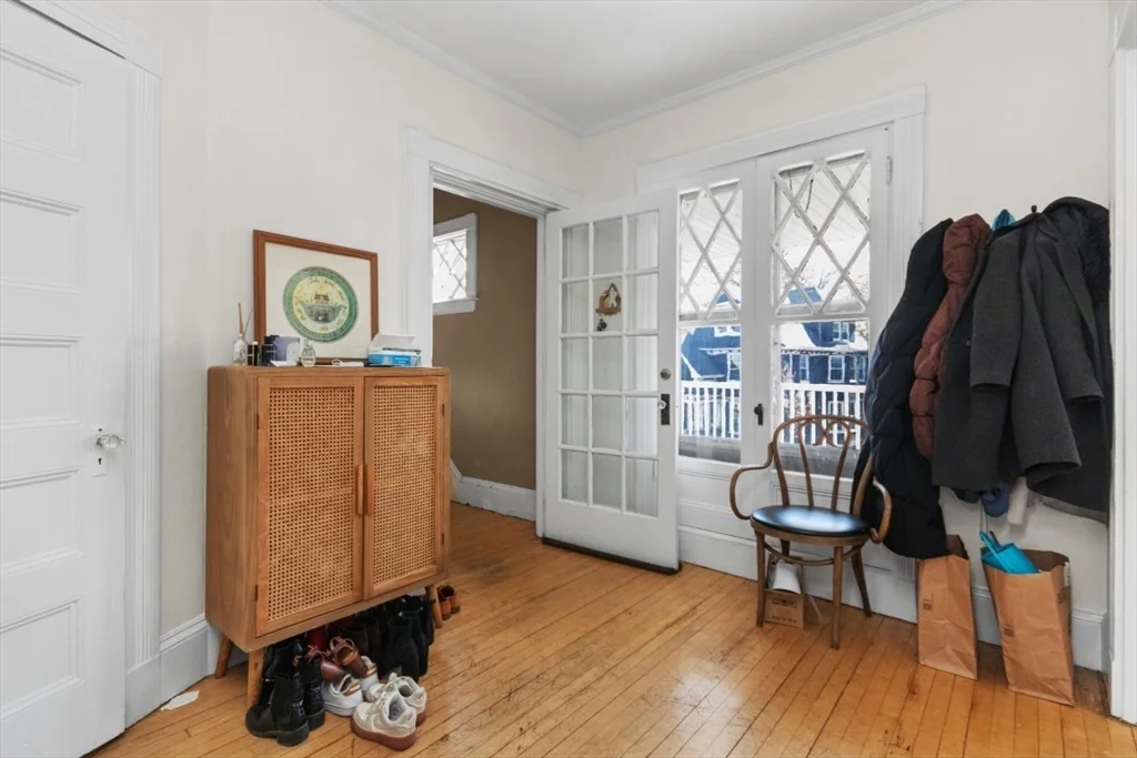 5 bed, 2 bath apartment for rent at 21 Bentley St Unit -, Brighton — photo 3 of 17
