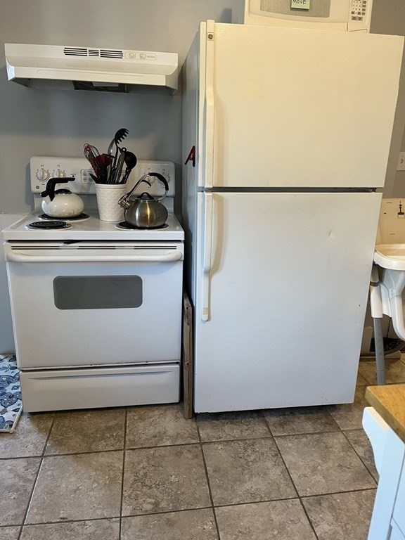 2 bed, 1 bath apartment for rent at 21 Blaney St Unit 1, Swampscott — photo 8 of 24
