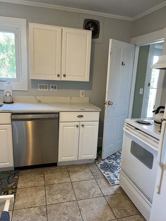 2 bed, 1 bath apartment for rent at 21 Blaney St Unit 1, Swampscott — photo 10 of 24
