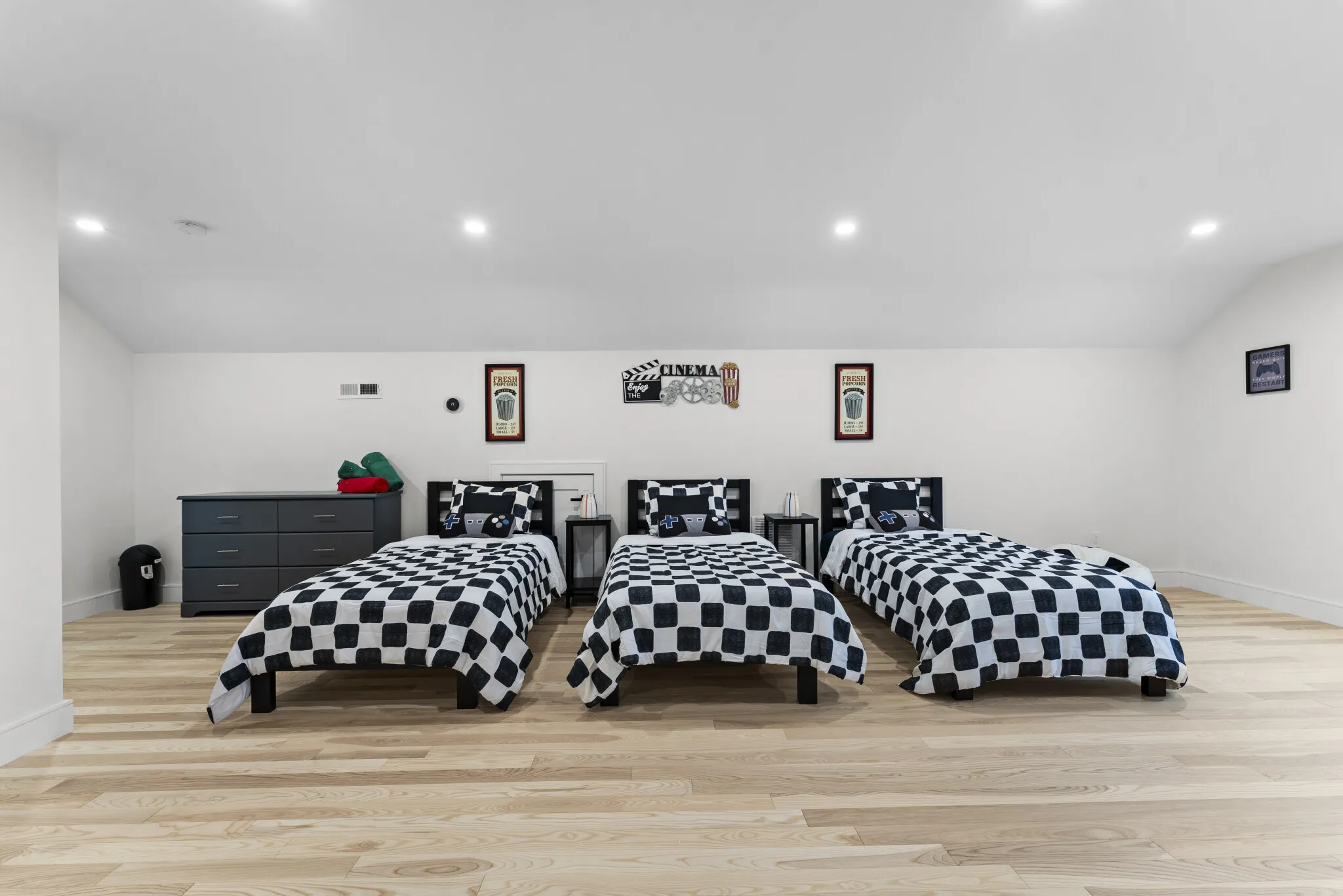 6 bed, 5.5 bath apartment for rent at 21 Bolton St Unit 1, South Side — photo 14 of 35