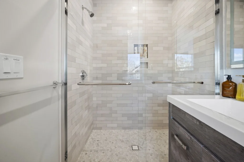 6 bed, 4+ bath apartment for rent at 21 Bolton St Unit 2, Waltham — photo 21 of 38