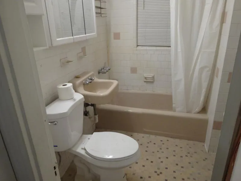 3 bed, 1 bath apartment for rent at 21 Bothwell Rd Unit 1, Oak Square — photo 2 of 4