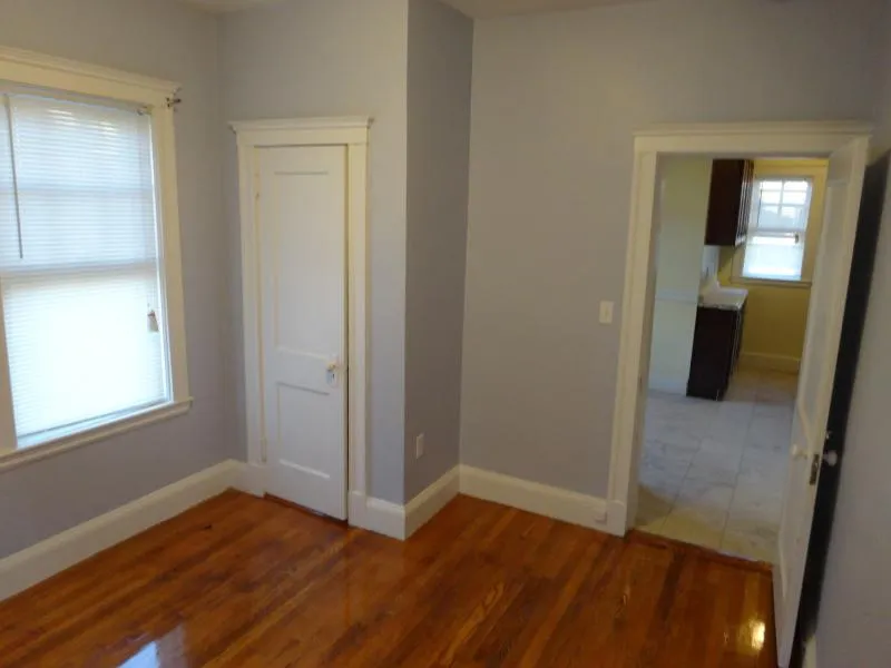3 bed, 1 bath apartment for rent at 21 Bothwell Rd Unit 1, Oak Square — photo 4 of 4