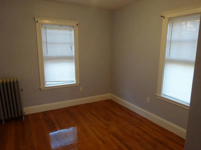 3 bed, 1 bath apartment for rent at 21 Bothwell Rd Unit 1, Oak Square — photo 3 of 4